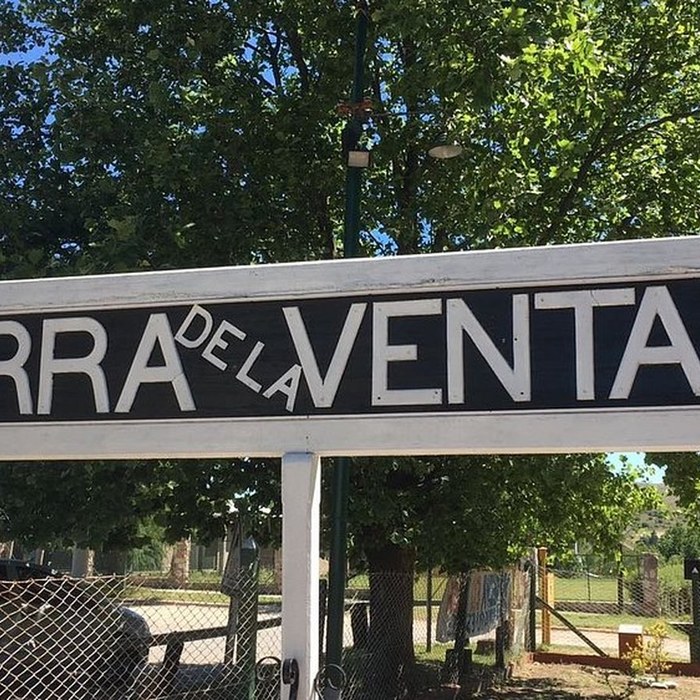 El cartel de bienvenida, a la entrada del pueblo